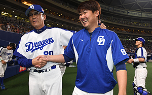 日本で12年ぶりとなる勝利を挙げ、森監督と笑顔で握手を交わす松坂投手