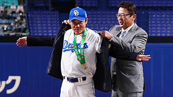 試合前の表彰式で古田敦也氏から名球会ブレザーを授与された大島選手