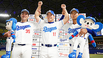 連勝しお立ち台で笑顔を見せる（左から）木下選手、小笠原投手、龍空選手