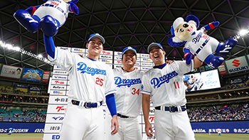 今季初の完封勝利、笑顔を見せる（左から）石川昂選手、福投手、小笠原投手