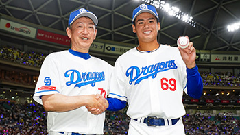 プロ初勝利を挙げ立浪監督と笑顔で握手を交わす松木平投手