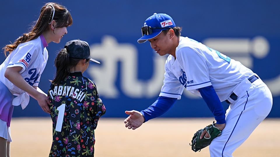 試合前スタメンハイタッチ