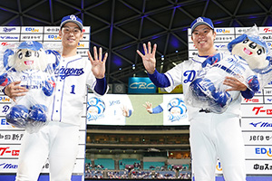 お立ち台で笑顔を見せる4安打の京田選手と4勝目を挙げた松葉投手