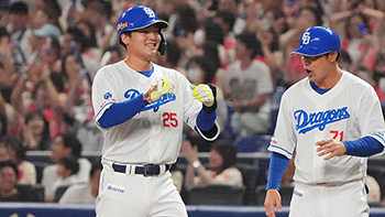 9回裏2死一、二塁、中前にタイムリーを放ち笑顔の石川昂選手