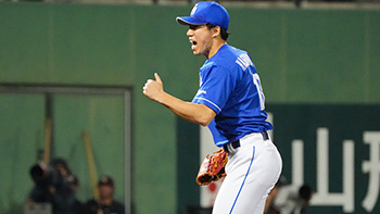 ピンチを切り抜けガッツポーズの橋本投手