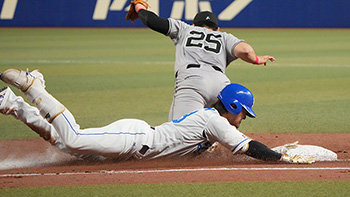 一塁へヘッドスライディング、内野安打とした板山選手