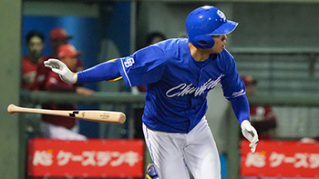 7回表2死一、三塁、同点タイムリーを放つ岡林選手