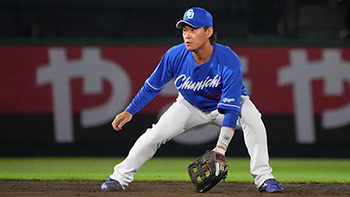 8回裏にショートの守備につきプロ初出場の津田選手