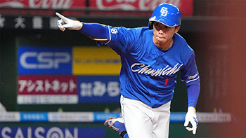 10回表1死三塁、左前に勝ち越しタイムリーを放った岡林選手