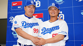 入団会見で井上監督と握手を交わす佐藤選手