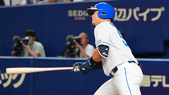 5回裏無死、左中間を破る二塁打を放つ細川選手