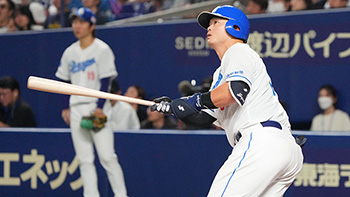 6回裏2死、3号ソロホームランを放つ細川選手
