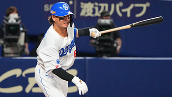 3回裏2死一、二塁、右前に勝ち越しタイムリーを放つ佐藤選手