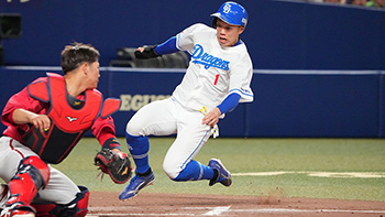 好走塁を見せ先制のホームを踏んだ岡林選手