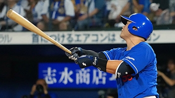 2回、ソロホームランを放つ細川選手