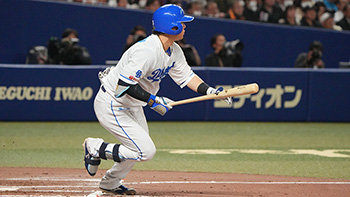 6回裏1死一、三塁、左前タイムリーを放つ村松選手