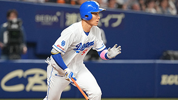 5回裏無死一、三塁、右中間を破るタイムリー三塁打を放つ上林選手