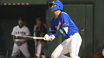 5回表1死、左越えにプロ初ホームランを放つ石伊選手