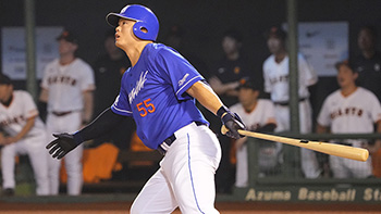 9回表2死二、三塁、6号逆転3ランを放つ細川選手