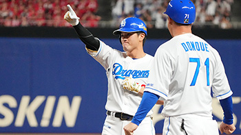 7回裏2死満塁、代打で登場し勝ち越しタイムリーを放った板山選手