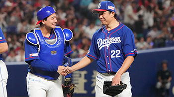 完投で5勝目を挙げ石伊選手と笑顔で握手を交わす大野投手