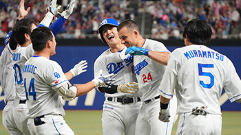 10回裏無死満塁、右前にサヨナラタイムリーを放ちナインから祝福されるボスラー選手