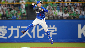 好守を見せる田中選手