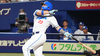 4回裏無死一塁、来日初ホームランを放つチェイビス選手