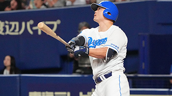 9回裏無死二塁、9号同点2ランを放つ細川選手