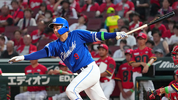 4回、レフトへタイムリー2ベースヒットを放つ石伊選手