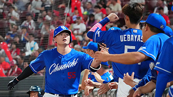 7回、左中間へソロホームランを放った細川選手