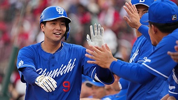 3回、2号ソロホームランを放ち笑顔の石伊選手