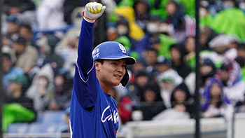 1回、センター前にタイムリーヒットを放ち、笑顔でガッツポーズをする石川昂選手