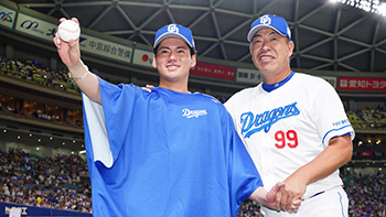 プロ初勝利を挙げ井上監督と笑顔を見せる金丸投手