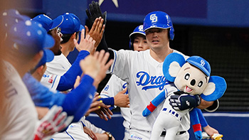 9回裏1死二塁、11号同点2ランを放った細川選手