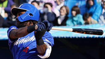 5回、センターオーバーの3ベースヒットを放つカリステ選手