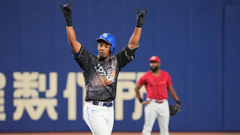 5回裏1死二、三塁、2点タイムリーを放ったブライト選手