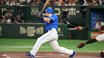 4回表無死一塁、細川選手のタイムリー二塁打で先制