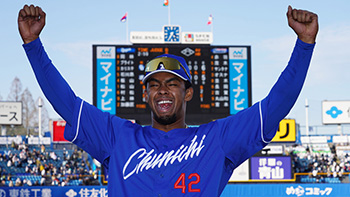 7回、レフトへ決勝ソロホームランを放ったブライト選手