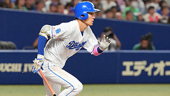 7回裏無死、右前打を放ちマルチ安打の上林選手