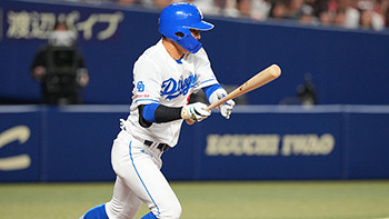 1回裏1死、右前打を放ちプロ初安打の樋口選手