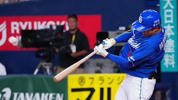 7回、ライトスタンドへソロホームランを放つ岡林選手