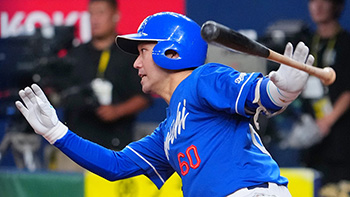 5回、センターへ同点タイムリーを放つ山本選手