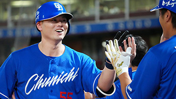 8回、センターへ逆転2ランホームランを放ち笑顔の細川選手