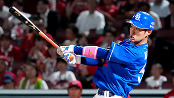 8回、ライトオーバーのタイムリー3ベースヒットを放つ上林選手