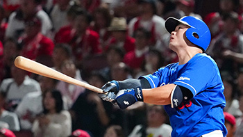 8回、左中間へ13号ソロホームランを放った細川選手