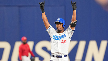 8回裏2死二、三塁、右中間を破る勝ち越しのタイムリー二塁打を放ったブライト選手