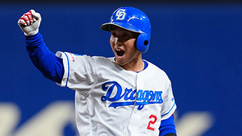 3回、レフトへ先制タイムリーヒットを放ちガッツポーズの田中選手