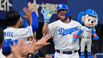 左中間へ5号ソロホームランを放ち笑顔のチェイビス選手