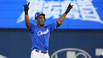 勝ち越しタイムリーを放ちポーズをとるブライト選手